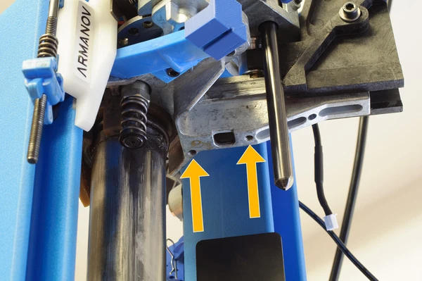 Compatibilité : vérifiez la présence de ces 2 trous filetés sur votre machine.
